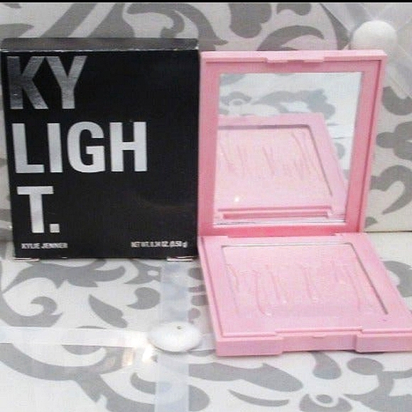 KyLight Pressed Illuminating Highlighting Powder in "Princess Please" - Picture 7 of 12